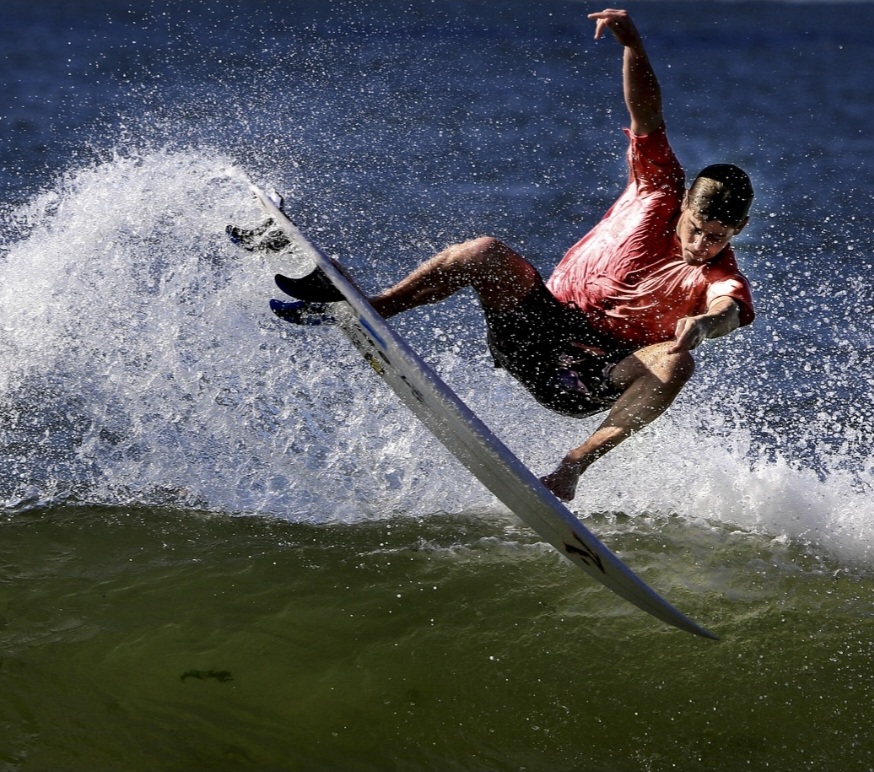 O Skimboard é praticado na beira da praia, onde o atleta corre, joga a prancha na fina camada de água e desliza para pegar a onda, muitas vezes fazendo manobras antes de retornar à areia. 