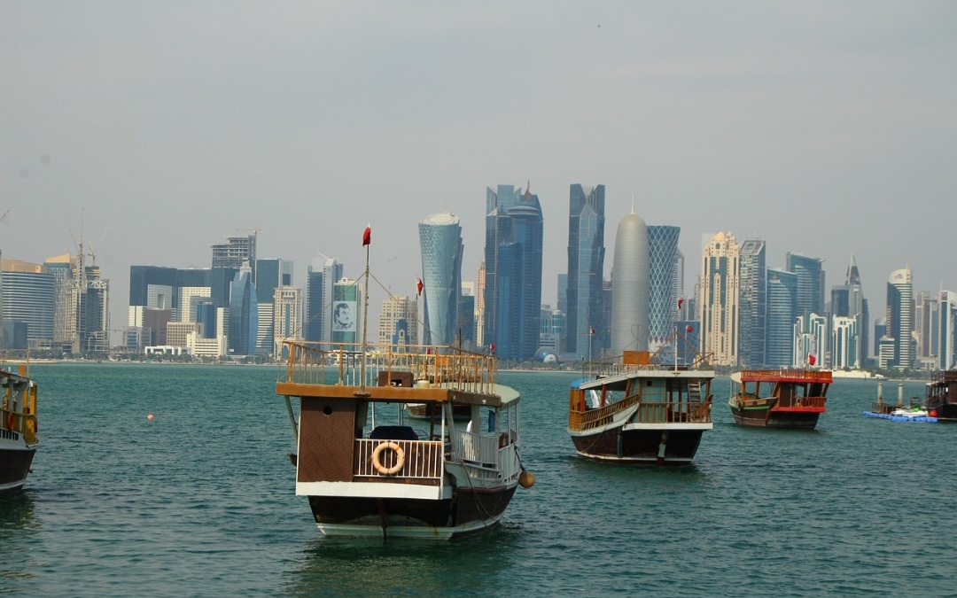Os passeios de barco em Doha acontecem na Baía de Doha, oferecendo vistas deslumbrantes do skyline moderno e do mar azul-turquesa. Feitos em tradicionais dhows de madeira, são uma das experiências mais encantadoras e fotogênicas da cidade. Veja atrativos da cidade.