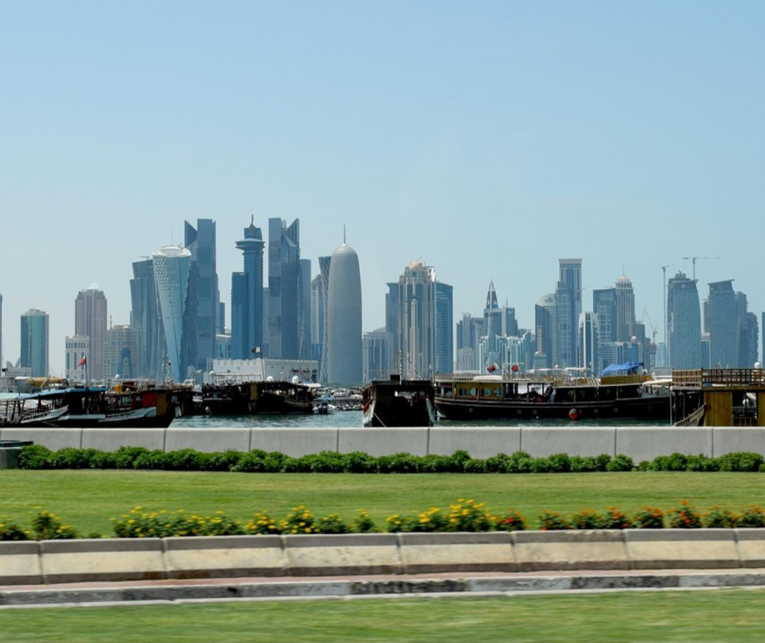 Localizada às margens do Golfo Pérsico, Doha é a capital moderna e vibrante do Catar, conhecida por sua arquitetura futurista, grandes avenidas e arranha-céus que se refletem nas águas do mar