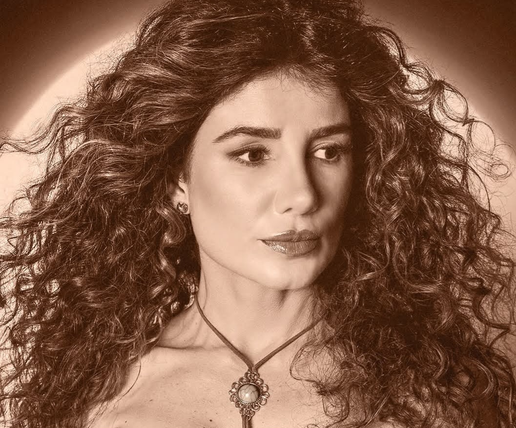 Sou uma jovem veterana. A gente ainda vê poucas artistas do sertanejo com sucesso nacional. Tem muitas escondidas por aí. Torço para que conquistem. Há lugar pra todo mundo, disse. 