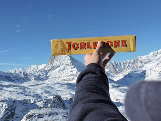 O novo rótulo traz uma tipografia reformulada, um logotipo próprio e a assinatura de Theodor Tobler, que criou a barra em parceria com o primo Emil Baumann em 1908.
