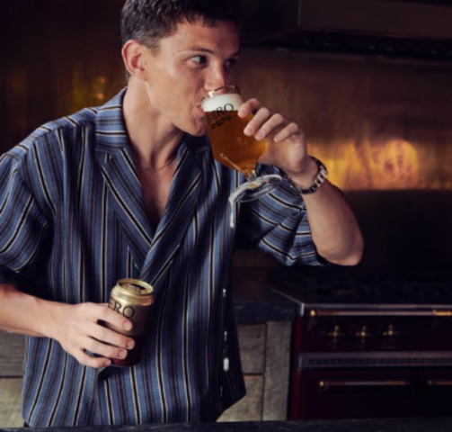 Tom Holland (foto)  e Robert Downey Jr. se uniram para lançar uma cerveja sem álcool com infusão de café. A bebida exótica combina sabor encorpado com leveza, voltada para quem busca alternativas saudáveis. O produto gerou curiosidade entre fãs e apreciadores.