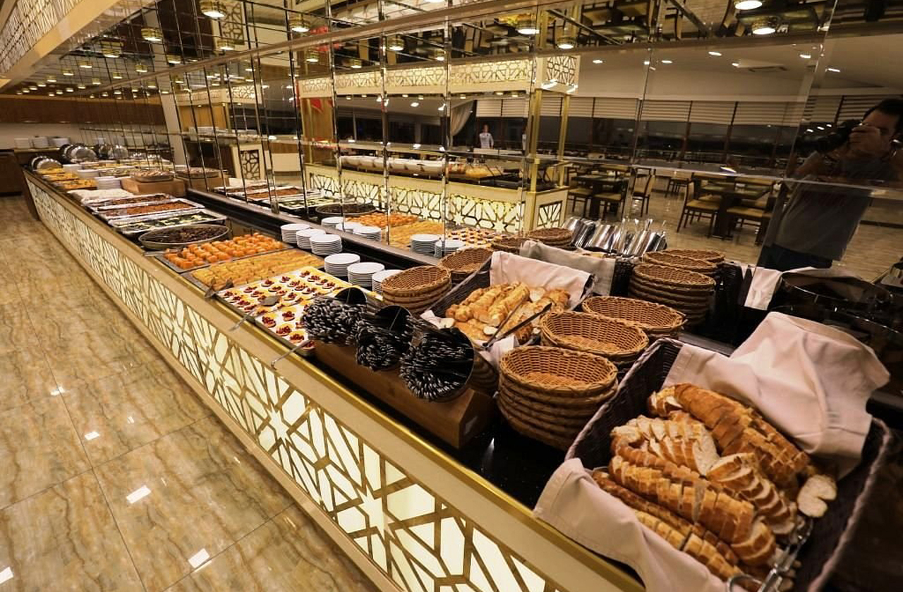 Quando o assunto é culinária, pratos típicos combinam ingredientes locais e técnicas transmitidas ao longo de gerações. O café da manhã da cidade, por exemplo, é considerado um dos mais ricos da Turquia, com variedade de queijos, mel e pães. Tal refeição tornou-se atração turística, celebrada em festivais e restaurantes. Comer em Van, portanto, é vivenciar intensamente sua tradição cultural.