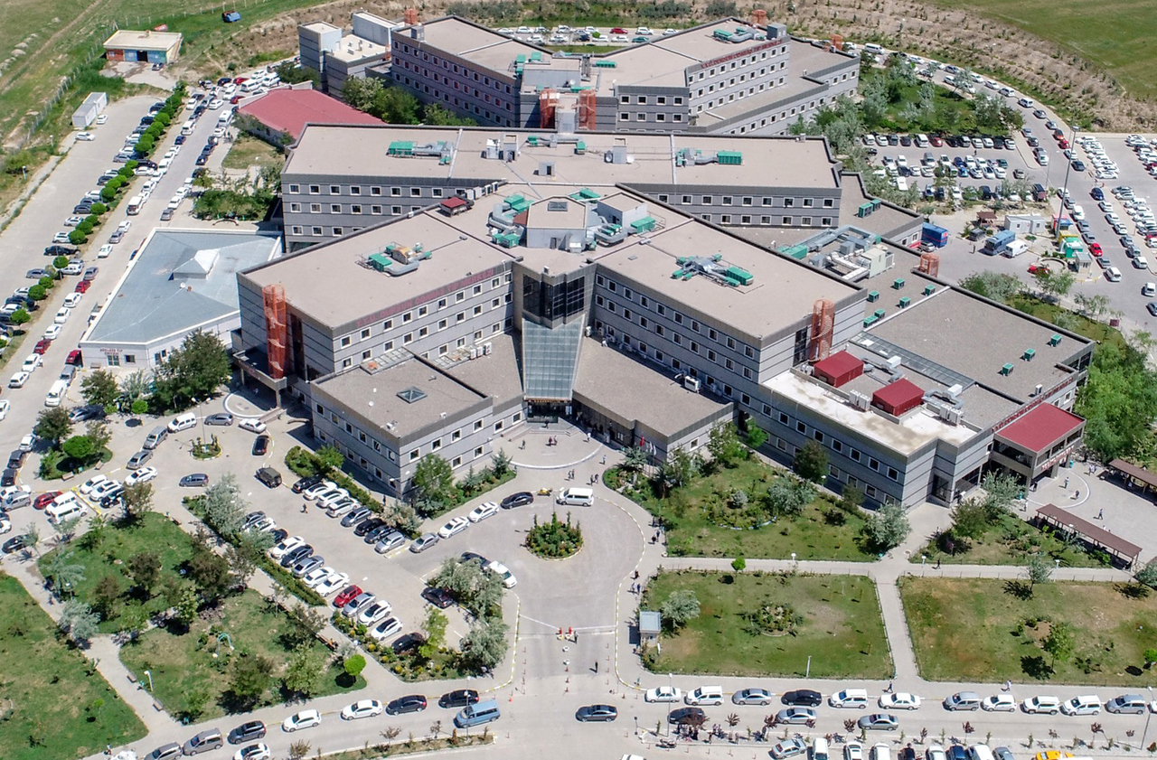 A cidade abriga instituições de ensino superior que atraem estudantes de diversas partes da Turquia, destacando-se a Universidade de Van Yüzüncü Yıl. A presença acadêmica fortalece a vida cultural e científica da região, fomentando pesquisas e inovação. Estudantes se unem pela modernização e dinamismo local, criando um ambiente vibrante que se projeta como centro de conhecimento e aprendizado.