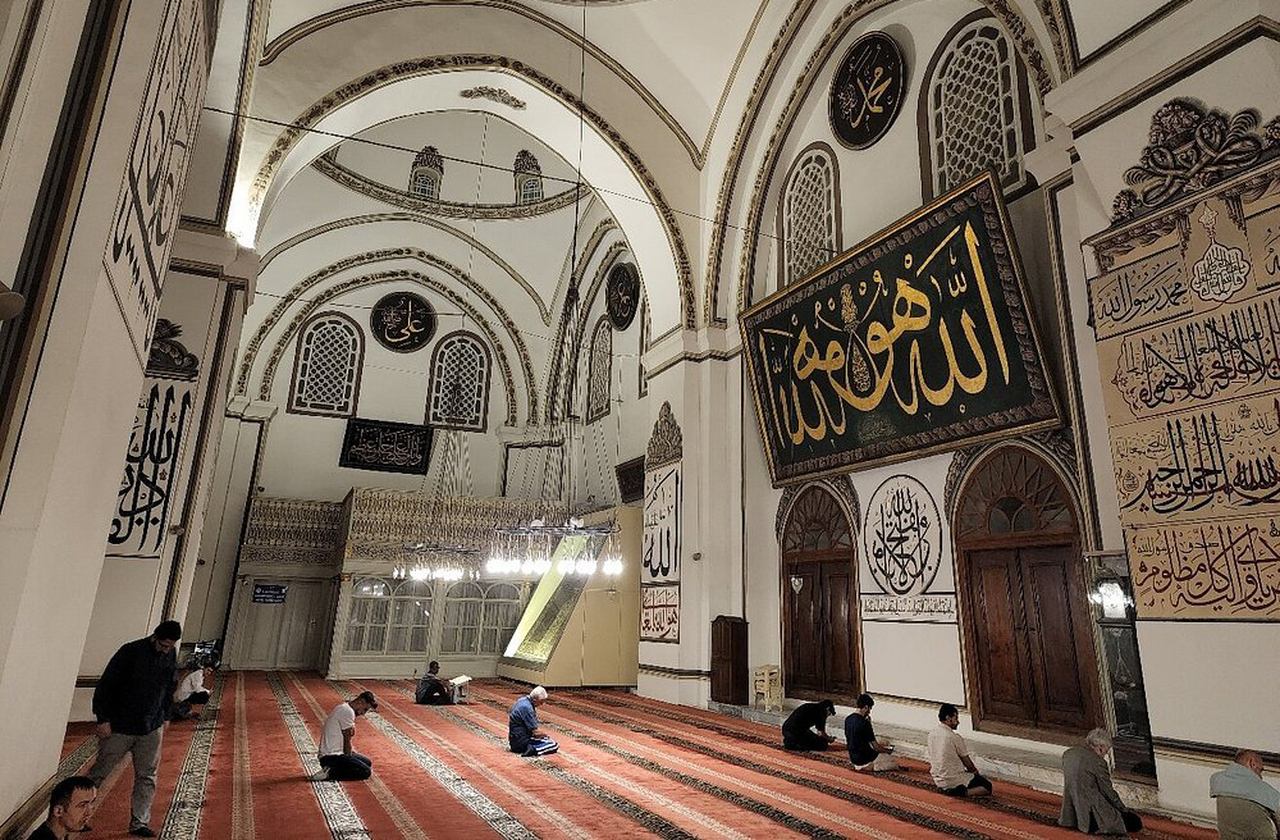A Mesquita Ulu Camii, construída no período seljúcida, é exemplo da riqueza arquitetônica da cidade, refletindo a fusão entre tradição islâmica e influências locais. Restaurada ao longo dos séculos, ela preserva sua importância religiosa e cultural, funcionando como espaço de devoção e convivência comunitária. Sua presença reforça o papel da cidade como guardiã de tradições que atravessam gerações.