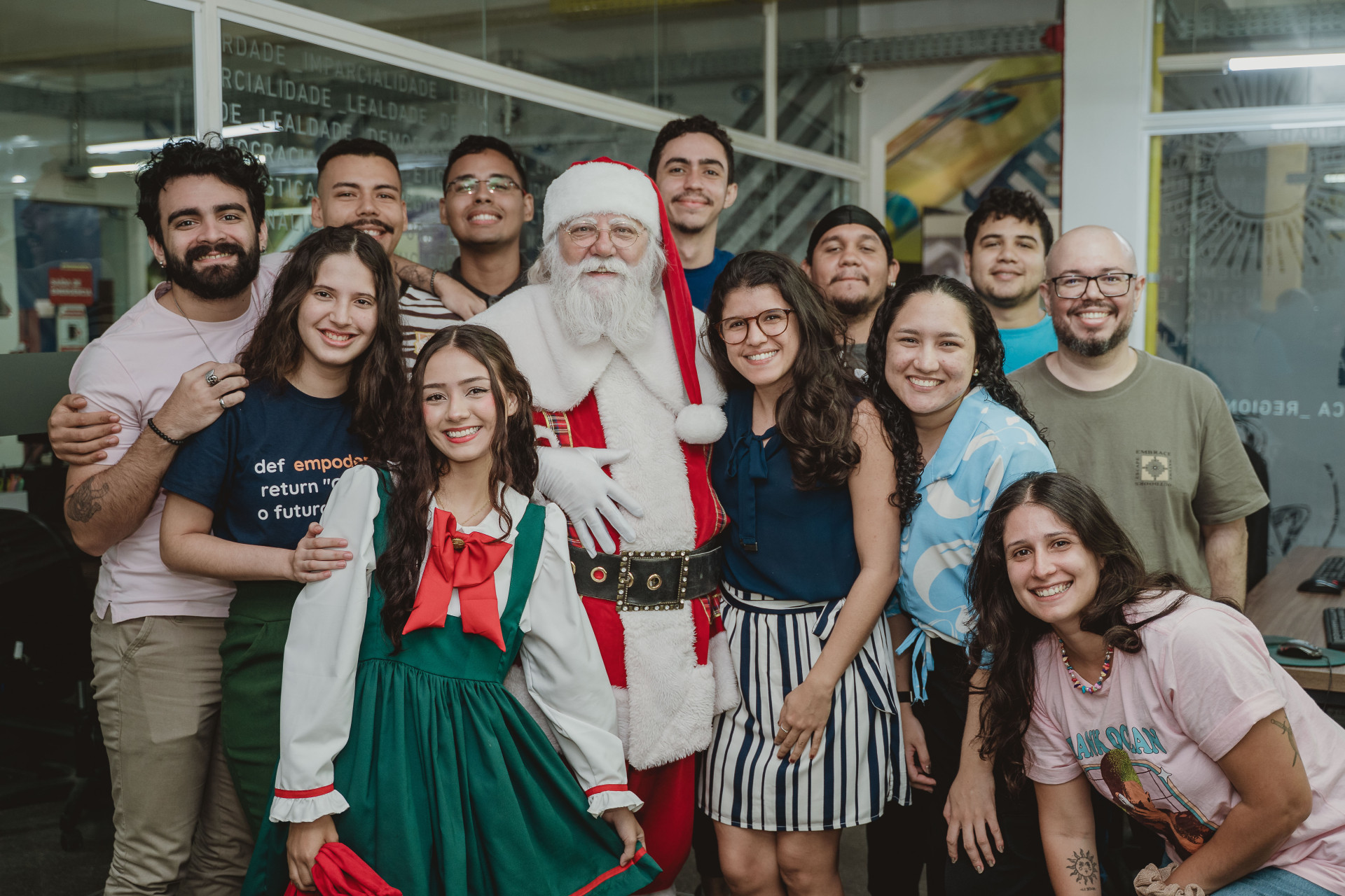 FORTALEZA-CE, BRASIL, 043-12-2025: Visita do Papi Noel às dependências do Jornal O Povo. (Foto: Júlio Caesar/O Povo)  (Foto: JÚLIO CAESAR)