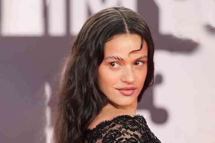 A cantora espanhola Rosalía veio ao Brasil para promover o seu novo álbum, “Lux”, e acabou fazendo dessa estadia uma experiência turístico-musical pelo Rio de Janeiro.
