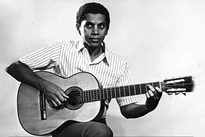 Paulinho da Viola iniciou sua trajetória musical ao se envolver no Carnaval, onde aprendeu a tocar cavaquinho e organizou com amigos o bloco carnavalesco Foliões da Rua Anália Franco, para representar a rua onde morava sua tia Trindade, em Vila Valqueire, no Rio.