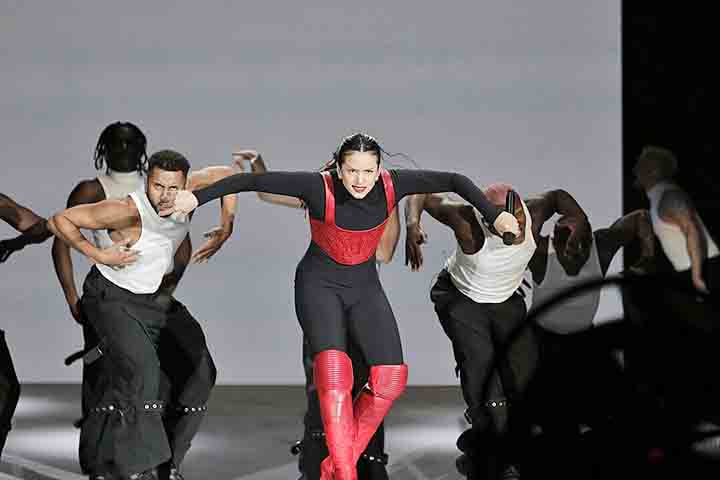 Dessa forma, a catalã se firma como uma das vozes mais originais da música do século 21, mantendo-se fiel a uma visão artística que combina experimentação, emoção e um intenso compromisso com a reinvenção.
