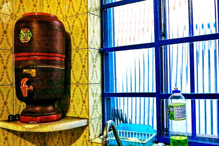 Feito de barro e carvão, o equipamento ajudou a tornar a água mais segura para o consumo, especialmente em áreas urbanas.