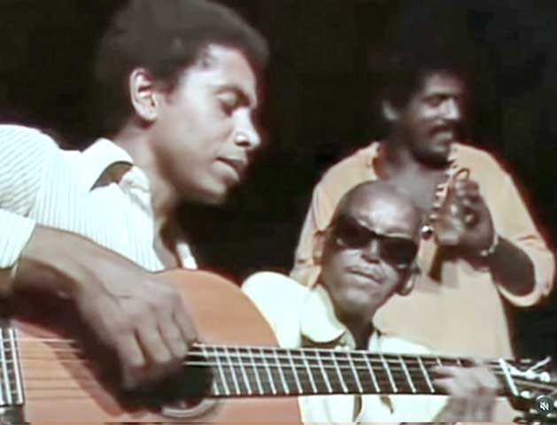 Paulinho da Viola foi influenciado por Cartola, que era seu ídolo, e o encontro com o compositor ocorreu quando Hermínio Bello de Carvalho o levou ao bar Zicartola, o bar do mangueirense e de Dona Zica.