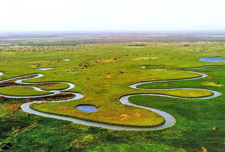 OKAVANGO DELTA (Botswana) - Criado em 1963. Um ecossistema único, o delta atrai uma ampla gama de vida selvagem, com safáris em mokoros (canoas tradicionais) por vias fluviais.
