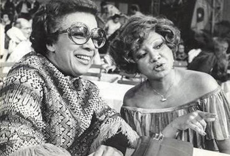 Alcione também participou do programa 'A grande chance', de Flávio Cavalcanti, na Tv Tupi, e selou assim seu primeiro contrato profissional. Depois de iniciar turnês, seu primeiro álbum, foi intitulado 'A Voz do samba'. Nele, já estava uma das faixas mais tocadas de sua carreira: Faz uma loucura por mim