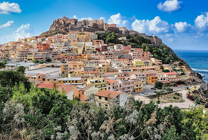 Sardenha (Itália) – Ilha no Mediterrâneo com língua própria, o sardo, e uma cultura diferente do restante da Itália. Seu litoral paradisíaco atrai turistas, mas o interior preserva tradições pastoris. A culinária e os costumes refletem influências fenícias, espanholas e italianas.
