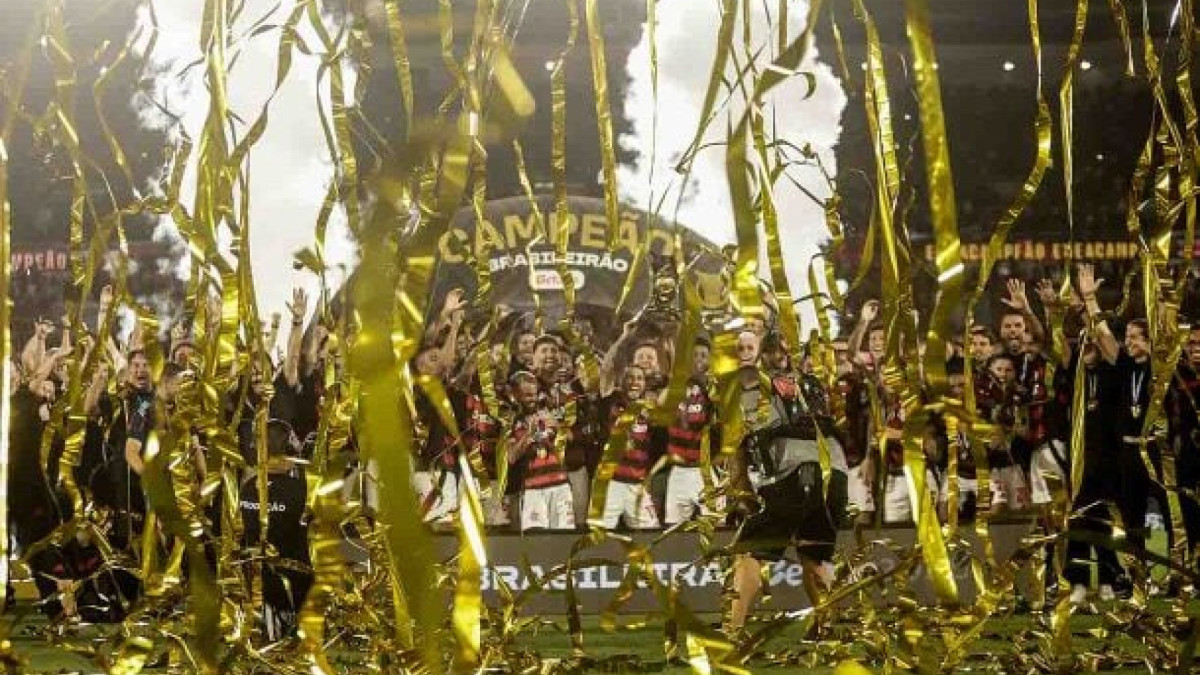 O Rubro-Negro ergueu mais um caneco na temporada e sagrou-se eneacampeão brasileiro após vencer o Ceará, por 1 a 0, no Maracanã