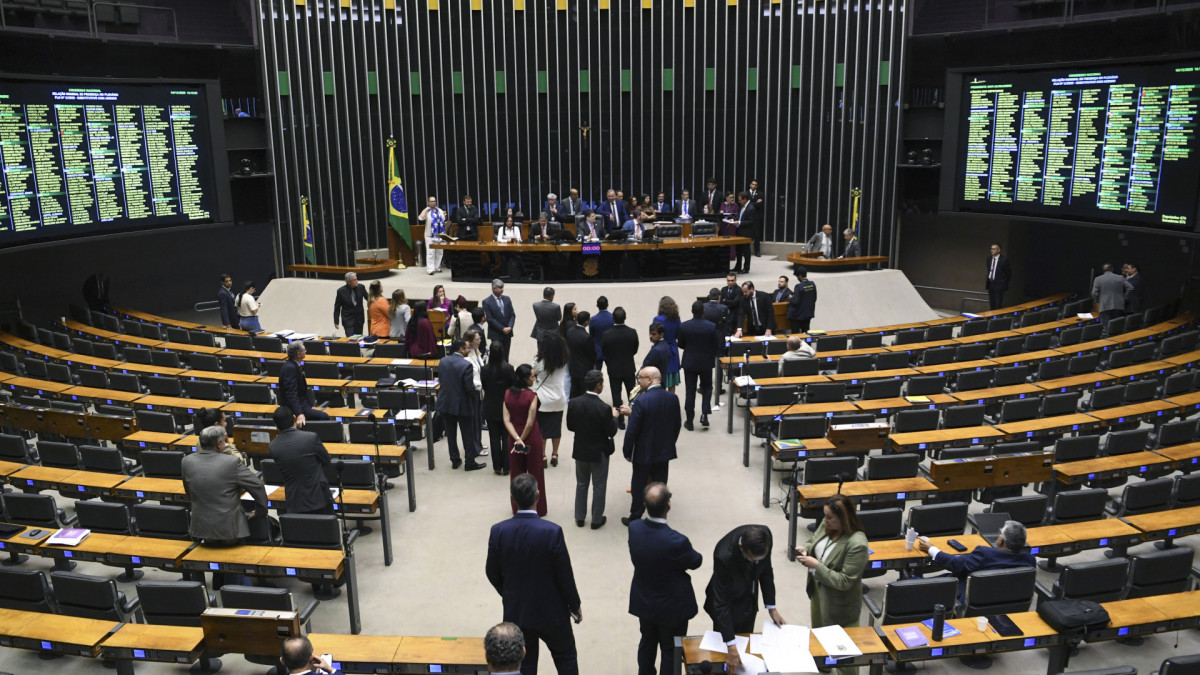O projeto aguarda o relat&oacute;rio final do deputado Isnaldo Bulh&otilde;es Jr. (MDB-AL). Aprovado no in&iacute;cio do m&ecirc;s, o relat&oacute;rio preliminar prev&ecirc; despesas totais de R$ 6,5 trilh&otilde;es