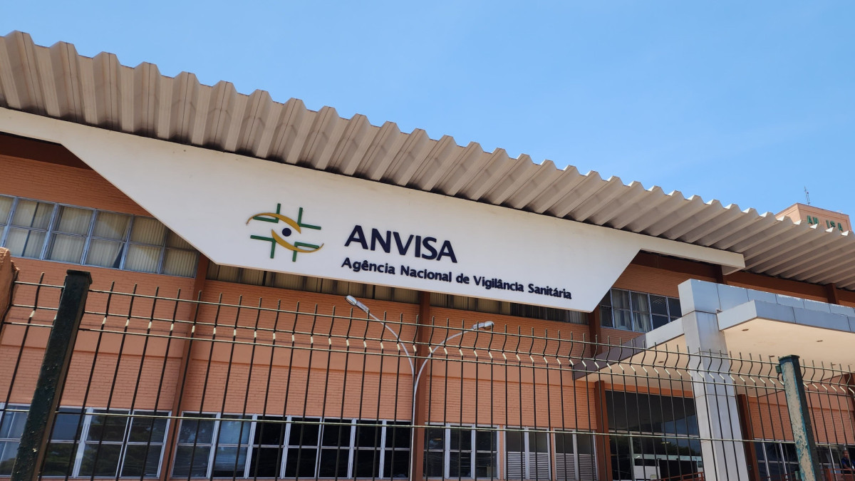 A ANVISA (Agência Nacional de Vigilância Sanitária) é uma agência reguladora do governo federal, vinculada ao Ministério da Saúde, cuja principal função é proteger a saúde da população brasileira através do controle sanitário de diversos produtos e serviços.