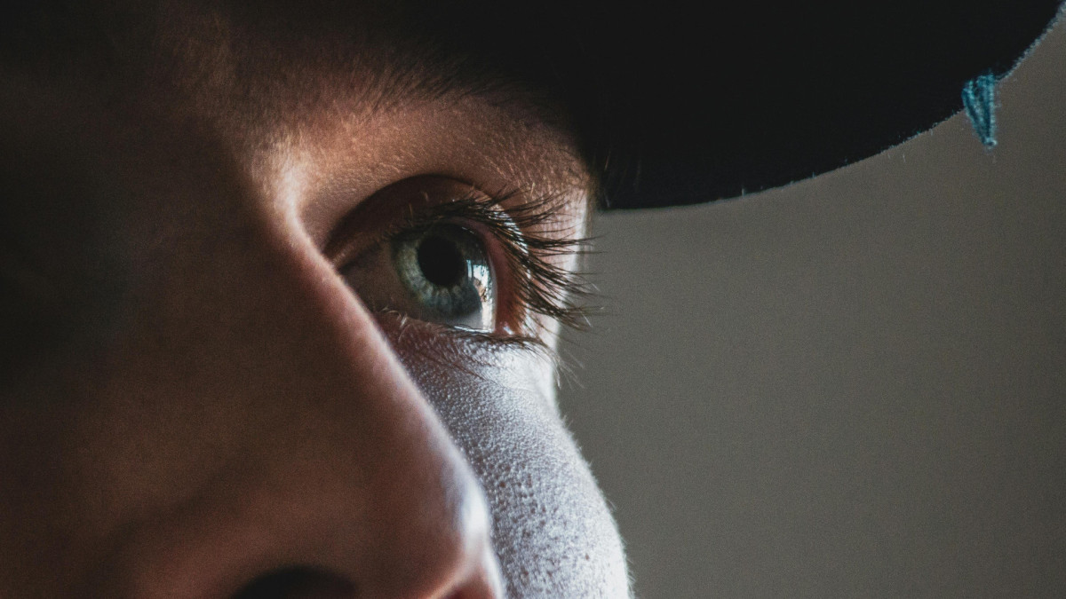 Tendência de raspar os cílios viralizou no TikTok. Raspagem pode trazer diversos riscos, alertam oftalmologistas 