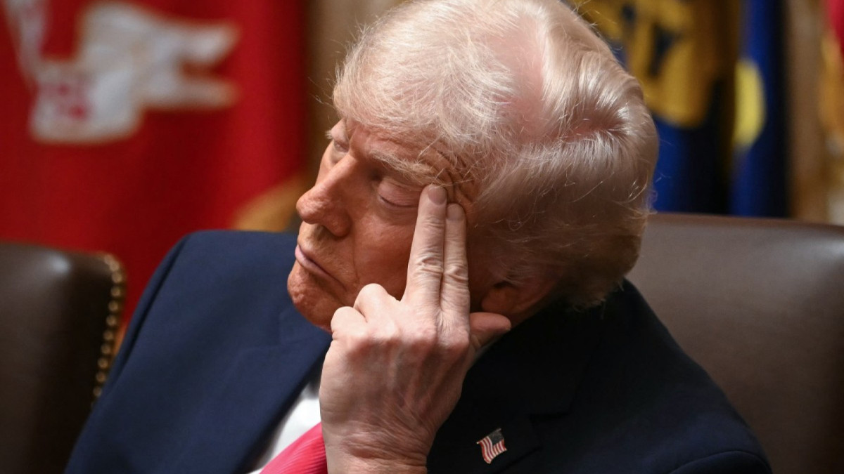 O presidente dos EUA, Donald Trump, enquanto membros de seu gabinete discursam durante uma reunião na Sala do Gabinete da Casa Branca, em Washington, DC, em 2 de dezembro de 2025