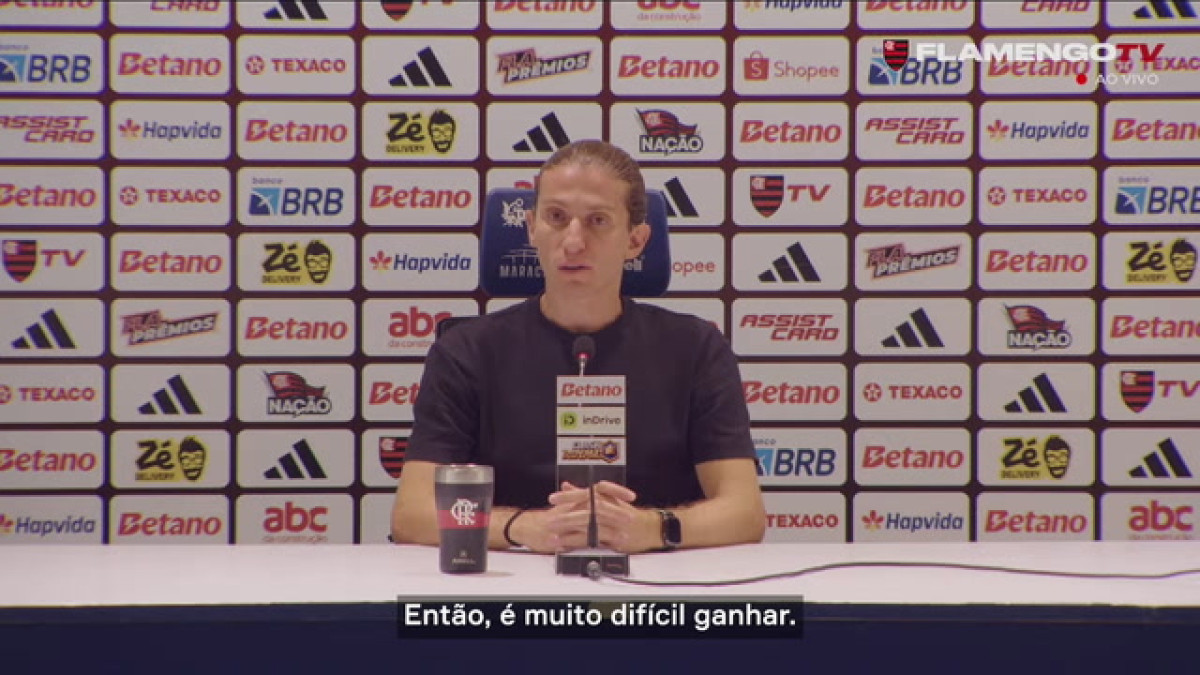 Campeão brasileiro, Filipe Luís diz que 'está renovado' se depender dele; veja banho