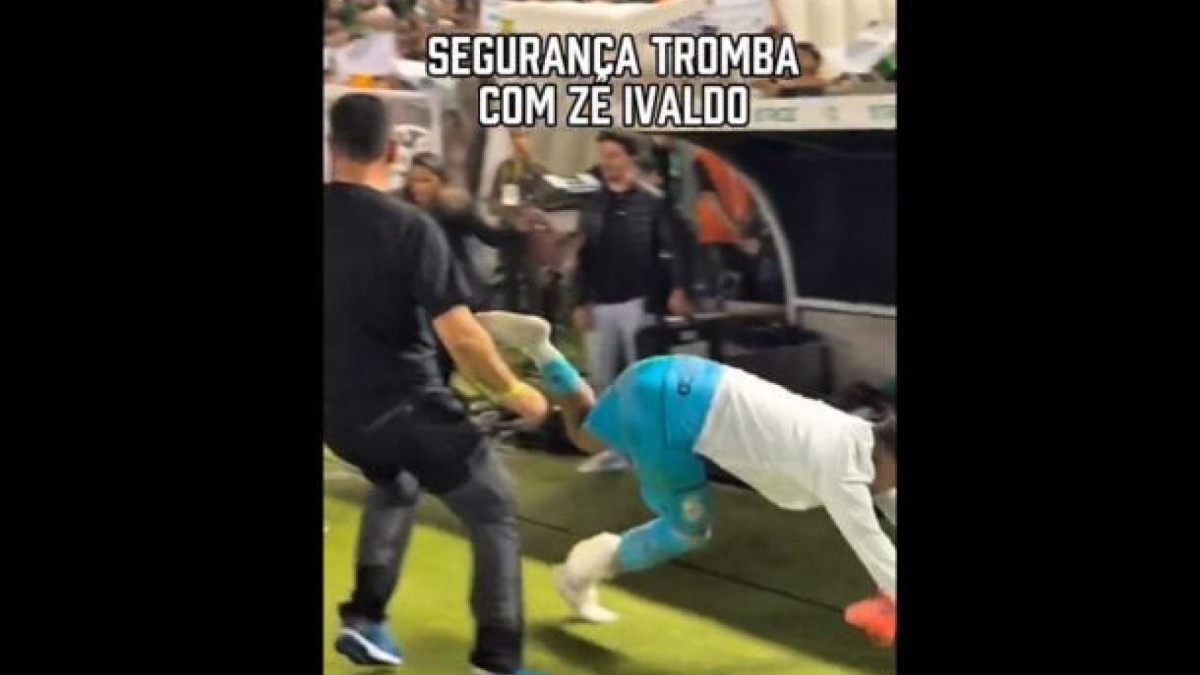 Fã conseguiu chegar ao gramado do Alfredo Jaconi para tentar tirar foto com Neymar, mas atropela defensor do Peixe