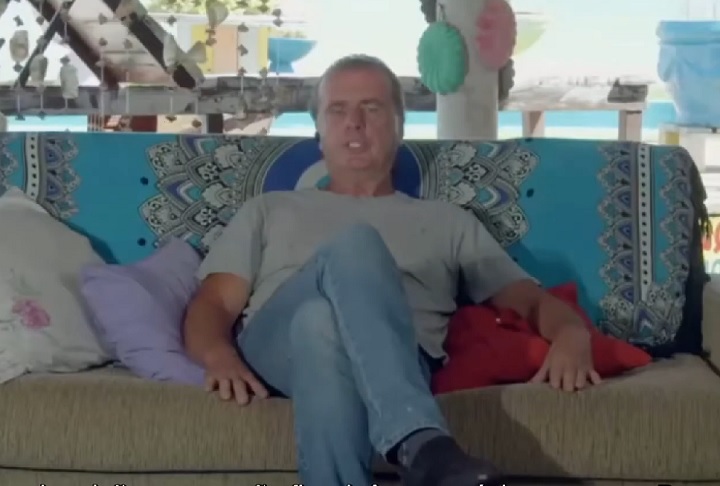 O austríaco é cheio de histórias excêntricas e controversas. Ele diz que já queimou uma pilha de dinheiro austríaco em protesto contra impostos e garante ter um esconderijo protegido com torpedos na costa da Turquia.