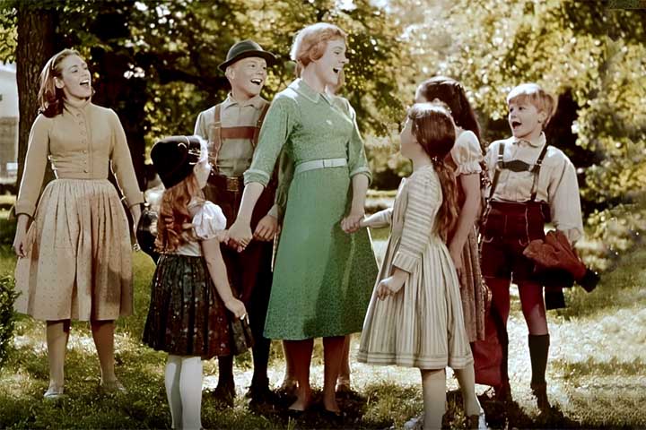 Julie Andrews (1935–) - Imortalizada em “Mary Poppins” e “A Noviça Rebelde”, tornou-se sinônimo de musical sofisticado e familiar. Sua voz cristalina e presença radiante conquistaram plateias no mundo inteiro.
