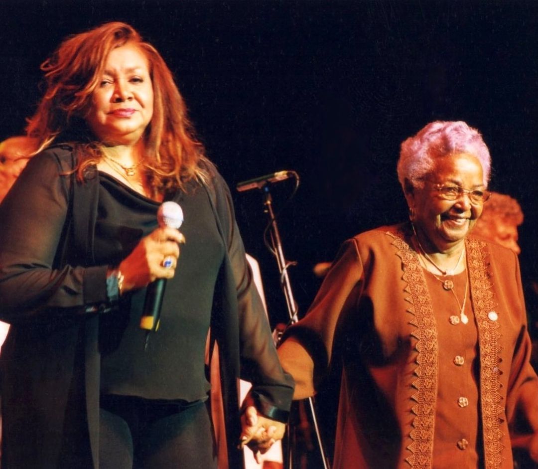 A partir dos anos 2000, reapareceu com força na mídia com as músicas 'Você me vira a cabeça', 'A Loba' e 'Meu ébano'. As obras estiveram em novelas como 'Da cor do pecado' (2004) e 'América' (2005), algo que as impulsionou no país inteiro. Assim, a artista lançou dois cds e dvds ao vivo, que foram disco de platina, ou seja, mais de 250 mil cópias vendidas.