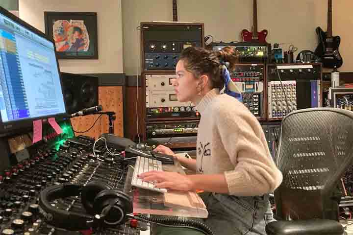 Seus videoclipes, performances e produções visuais geram debates, influenciam tendências de moda e inspiram artistas emergentes. 