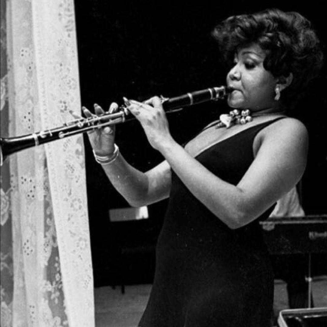 Em São Luís, Alcione iniciou sua imersão na cultura popular ao abrir o calendário de festas, na companhia de seu pai João Carlos, quando cantava em ladainhas na “Queimação de Palhinha” em Dia de Reis. O carnaval estava em seu coração desde o início, quando era uma jovem foliã, quando fantasiava suas irmãs, com roupas feitas por sua mãe, Dona Felipa.