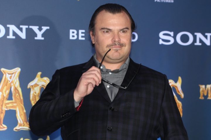 Jack Black (28/08/1969) é um dos melhores comediantes da geração, sendo também um músico. É muito conhecido por seus papéis em filmes como Escola de Rock (2003) e Jumanji: Bem-vindo à Selva (2017). Seu estilo irreverente e energético conquistou o público, e ele também é vocalista da banda Tenacious D.