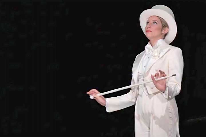 Barbra Streisand (1942–) - Estrela de voz poderosa e personalidade marcante, brilhou em “Funny Girl” e “Hello, Dolly!”. Seu talento multifacetado redefiniu o musical moderno, unindo cinema, canto e teatralidade.
