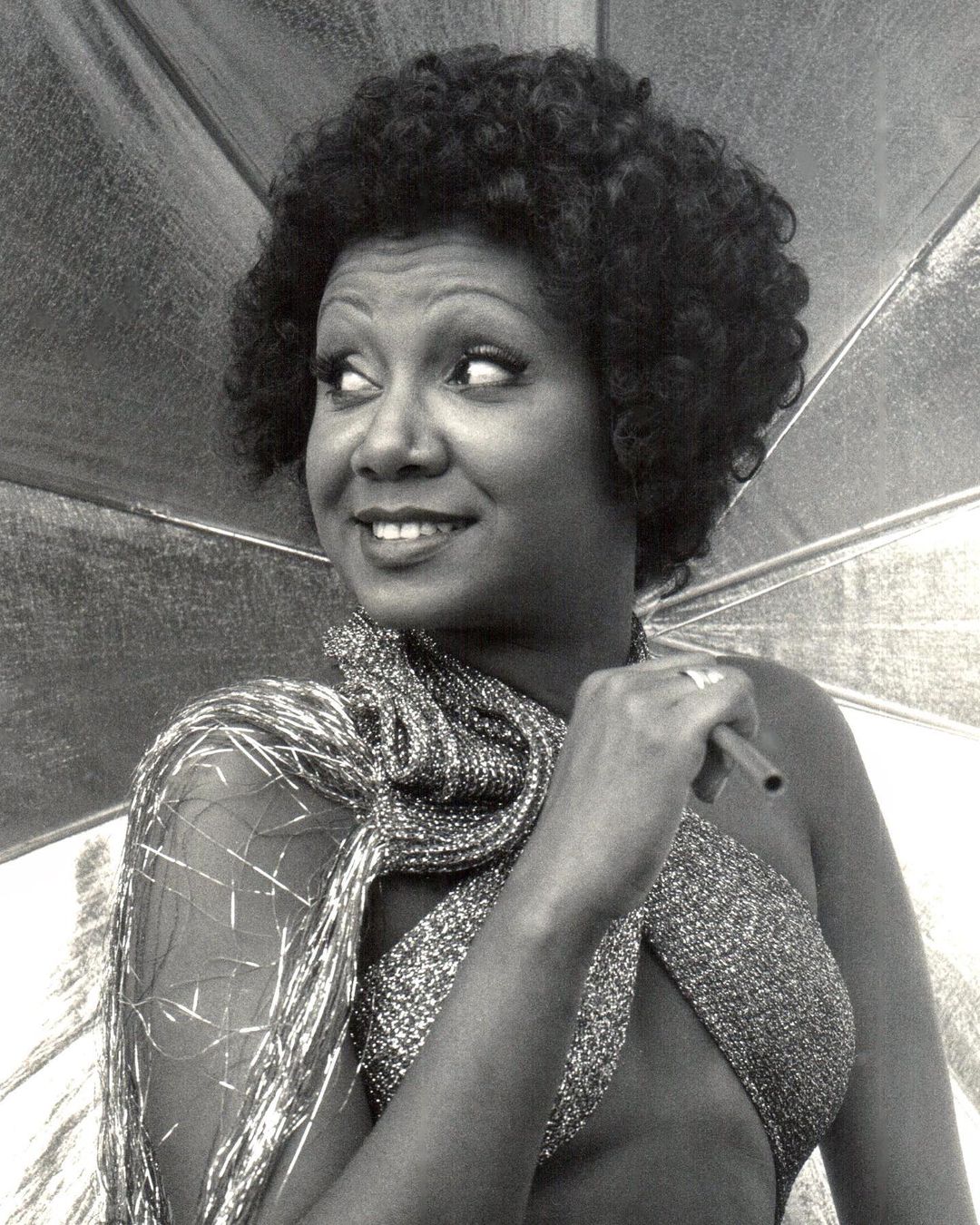 Em seguida, os álbuns Alerta geral (1978) e Gostoso veneno (1979) disseminaram o canto da Marrom pelo Brasil. Entre as músicas da época, estão 'Sufoco' e 'Menino sem juízo'. Regravou 'E vamos à luta', de Gonzaguinha (1945 - 1991), e demonstrava maturidade artística e a voz cada vez mais potente e popular. 