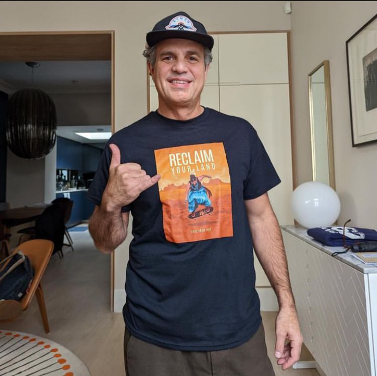 Mark Ruffalo (22/11/1967) foi indicado três vezes ao Oscar, por Minhas Mães e Meu Pai (2010), Foxcatcher (2014) e Spotlight (2015). É amplamente conhecido por interpretar Bruce Banner/Hulk no MCU e venceu um Emmy por I Know This Much Is True (2020).