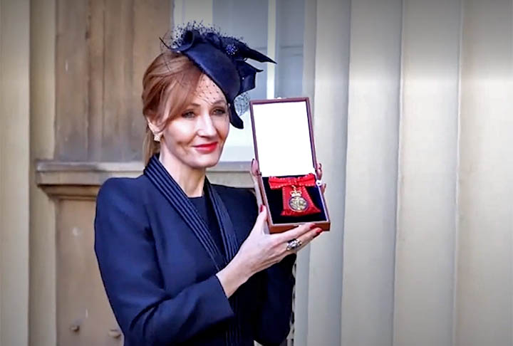 Além disso, Rowling recebeu premiações e honrarias: Autora do Ano pela British Awards; A Ordem do Império Britânico; The Edimburgh Awards; Título de Cavaleiro da Ordem da Legião de Honra, na França, entre outros. 