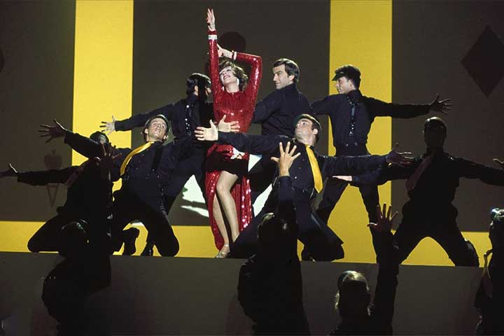 Liza Minnelli (1946–) - Com carisma explosivo e estilo único, a filha de Judy Garland eternizou Sally Bowles em “Cabaret”, conquistando o Oscar. Tornou-se um ícone pop e teatral, influenciando gerações de artistas.
