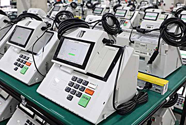 A ideia de mecanizar a coleta de votos já estava prevista no Código Eleitoral de 1932, mas só foi concretizada na década de 1990 com a ajuda de pesquisadores do Inpe e do Centro Técnico Aeroespacial (CTA).