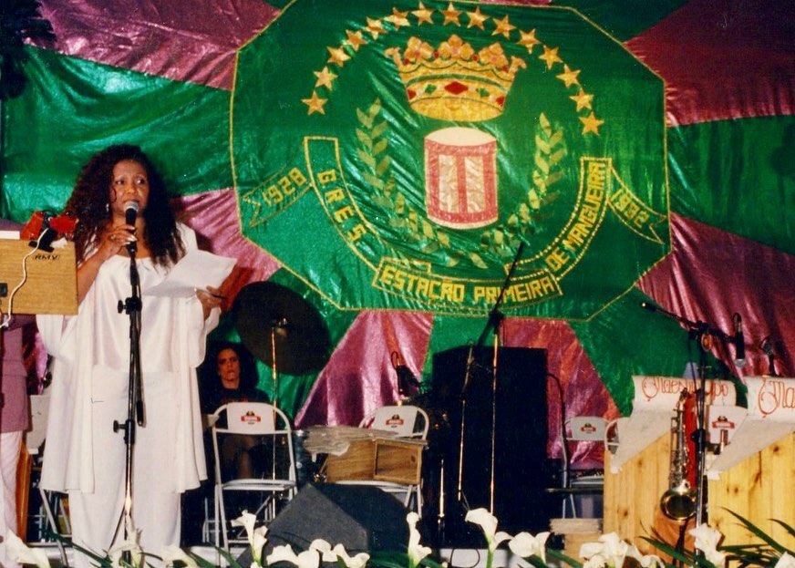 Nos anos 1990, a cantora acompanhou a tendência de sucesso do pagode e participou dos álbuns de artistas associados ao gênero como Só Pra Contrariar, Grupo Raça e Art Popular. Em 1997, dedicou um álbum inteiro a esta geração. Valeu traz o subtítulo “Uma Homenagem à Nova Geração do Samba” e o repertório destaca duas composições de Leandro Lehart (1972), do Art Popular: Valeu Demais e Telegrama. 