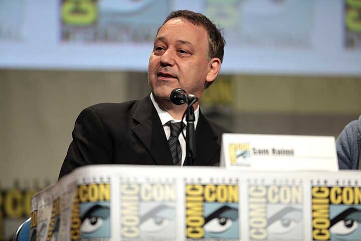 O diretor, produtor e roteirista Sam Raimi completou 66 anos em 23 de outubro de 2025. Reconhecido por seu estilo único que combina elementos de terror, ação e humor, ele conquistou o público e a crítica com obras que se tornaram clássicos do cinema. 
