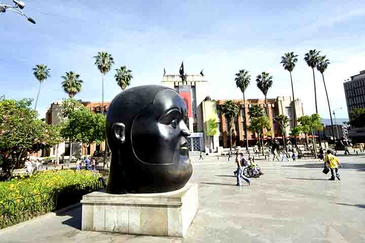 Medellín, Colômbia (76º lugar) – Medellín é um notável exemplo de transformação urbana e inovação social na América Latina, sendo reconhecida internacionalmente por sua capacidade de reinvenção. 