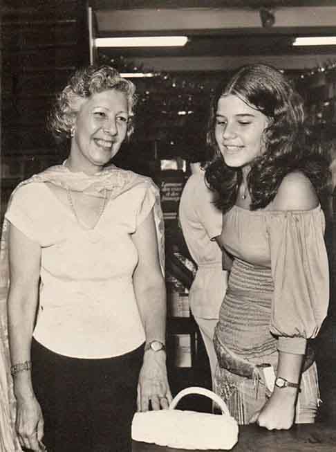 Inicialmente, Toller ingressou no curso de Desenho Industrial e Comunicação Visual, na PUC-RJ. No entanto, ela se identificou com o mundo artístico após a banda de rock Gang 90 e as Absurdettes cantar “Perdidos na Selva” em um festival do grupo Globo. 