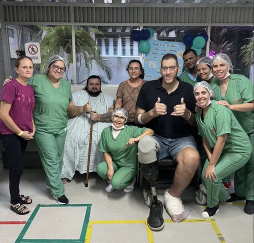 Ele já havia perdido a perna direita em 2021 e agora precisou amputar a esquerda por conta da doença.