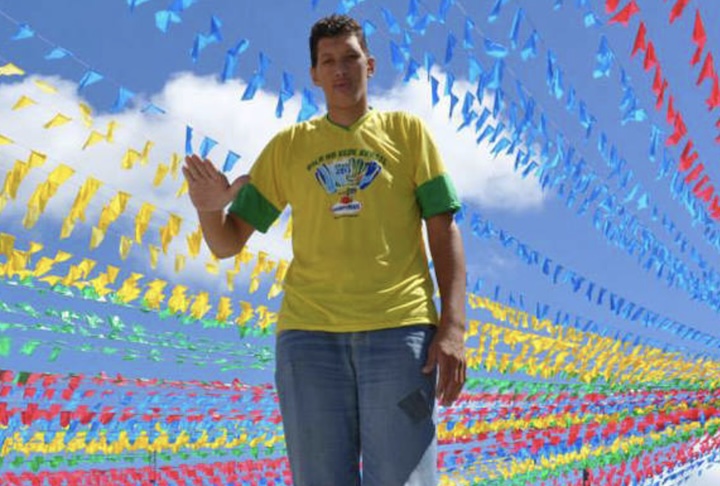 Natural de Assunção, na Paraíba, Ninão descobriu o gigantismo aos 14 anos, quando já media 1,95 metro.