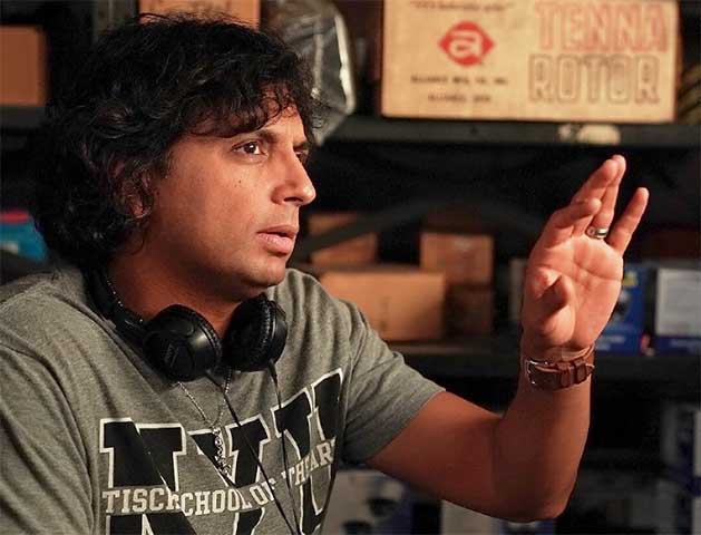 M. Night Shyamalan – Nascido na Índia, é conhecido por O Sexto Sentido e Sinais. O diretor explora suspense e terror psicológico com reviravoltas surpreendentes. Sua assinatura narrativa combina mistério, emoção e tensão, mantendo o espectador constantemente alerta.

