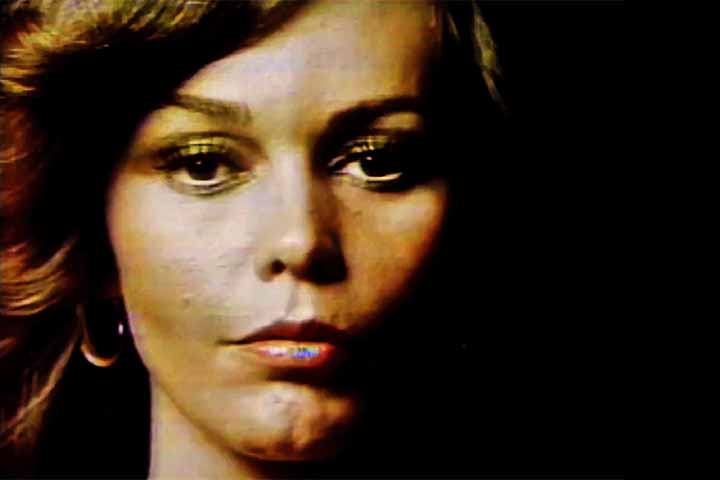 Ela se casou aos 17 anos com o engenheiro Milton Villas Boas, com quem teve três filhos. A união durou nove anos.
