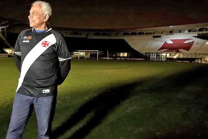 O nome artístico Paulinho da Viola foi um presente do cantor e compositor Zé Kéti. O cantor, por sinal, sempre fez questão de demonstrar sua paixão pelo Vasco.