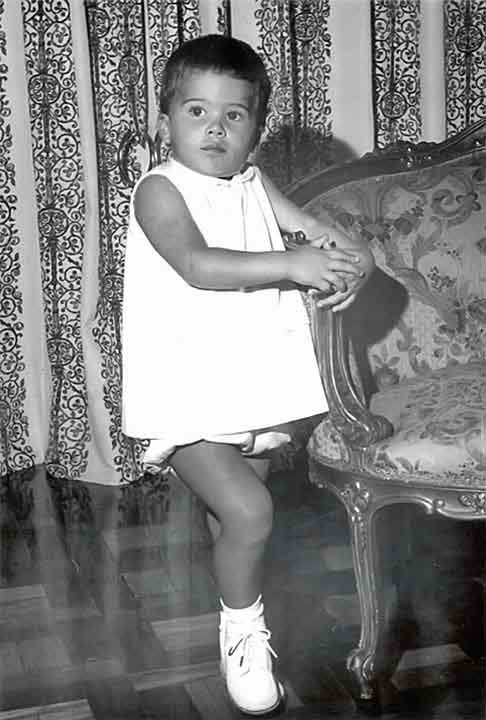 Paula Toller nasceu no Rio de Janeiro, em 1962, e foi criada por seu pai e avós paternos, já que sua mãe a abandonou quando ainda era criança. 