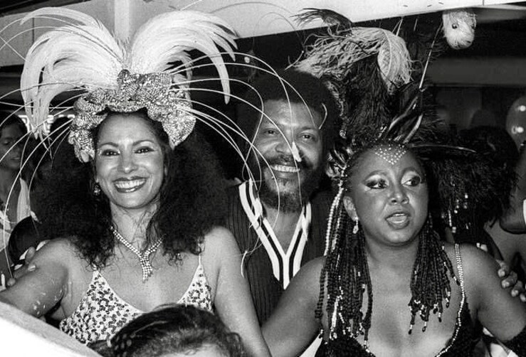 Para completar, a cantora fundou, em 1979, ao lado de Clara Nunes, Martinho da Vila e Dona Ivone Lara, o Clube do Samba. Com claro objetivo de criar um movimento sócio-cultural para fortalecer suas raízes, já que naquela época as estações de rádio e televisão privilegiavam as músicas de discoteca.