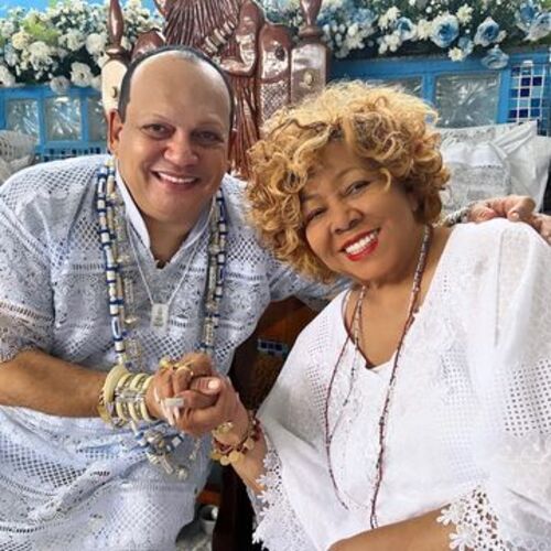 O desfile partiu da fé da cantora, pilar de sua vida, que tem como base a sua família, seus valores e tradições do Maranhão. A Verde e Rosa trouxe, portanto, uma mistura de credos que abarca santos, entidades, instituições, orixás, parentes e pessoas.