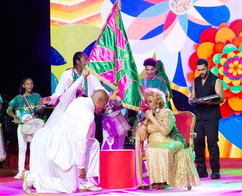 Com uma voz grave e volumosa, da tessitura dos contraltos, Alcione estourou no mundo da música e se tornou amiga de Clara Nunes. No ano anterior, em 1974, visitou a quadra da Mangueira pela primeira vez e foi convidada a desfilar pela agremiação. Nascia ali, uma das maiores paixões de sua vida. 